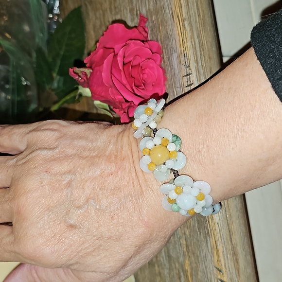 New Jade Flower Bracelet - Picture 5 of 6